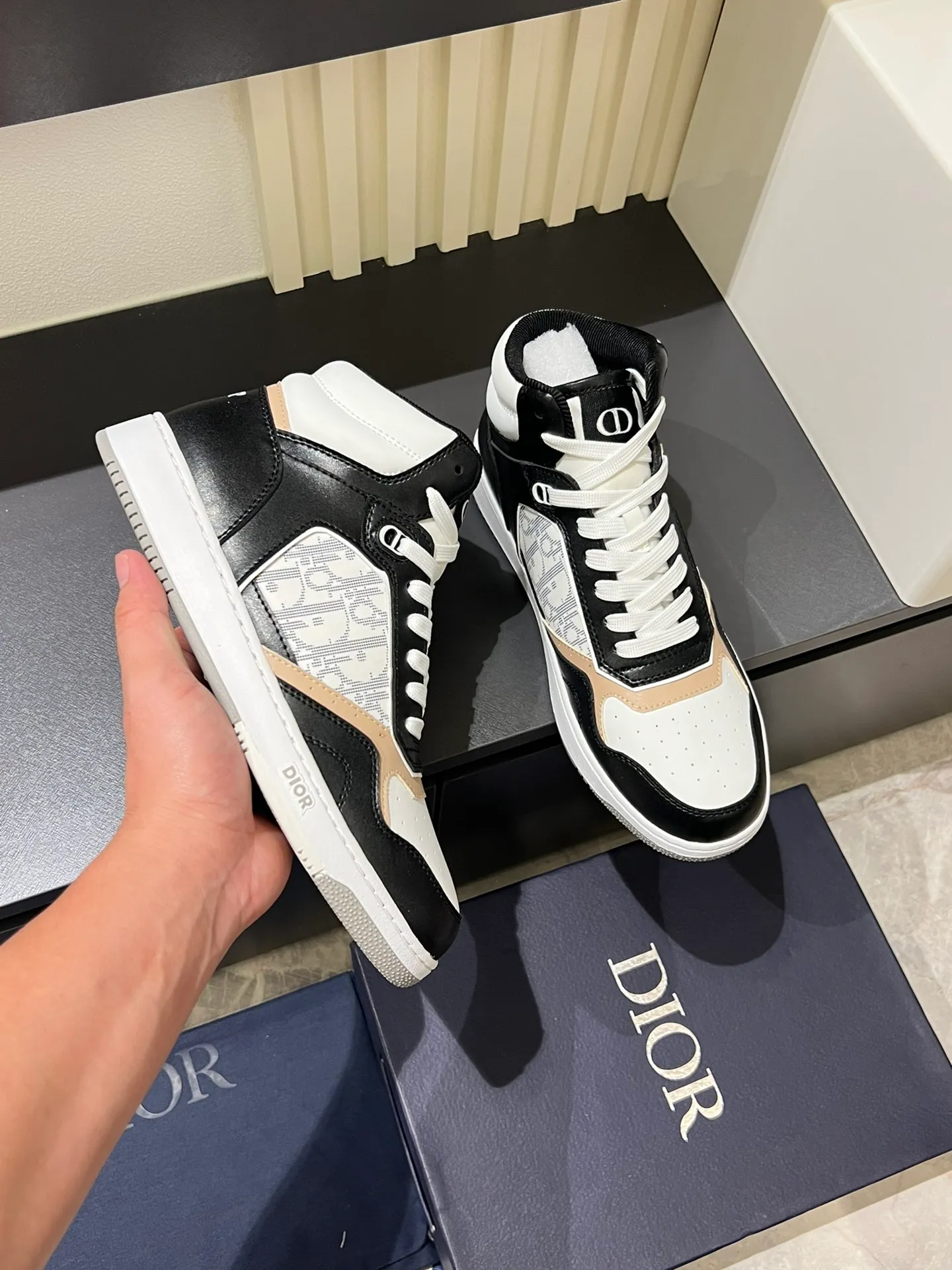 Men's shoes 💰p460 "Dio*" mid-top B27 casual sneakers. This B27 high-top sneaker is a new product in the series and continues Di*r's classic style. Crafted from gray and white smooth calf leather with beige and black Oblique print panels on the sides. The "CD Icon" shaped shoelace eyelets are clever and delicate, and the two-color rubber sole, rear collar and heel are all equipped with the brand's iconic details to enhance the style. Oblique printed straps at the ankle allow for an adjustable fit to complement the overall design. Fashionable and versatile, it can complement any look. Create an exquisite design with unique dynamic vitality and modern atmosphere, presented in low-top and high-top styles. This new must-have shoe adds a new dimension to Dior's archive heritage, embodying modern elegance. Purchase the original version and make it 1:1. If you need top quality, please come to me! Male 38-44!